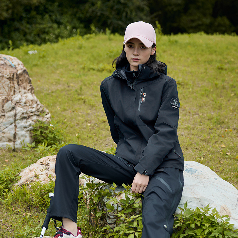 3 - en - 1 moda de otoño y invierno para parejas a prueba de viento, impermeable y cálido, traje de asalto desmontable al aire libre para escalar montañas