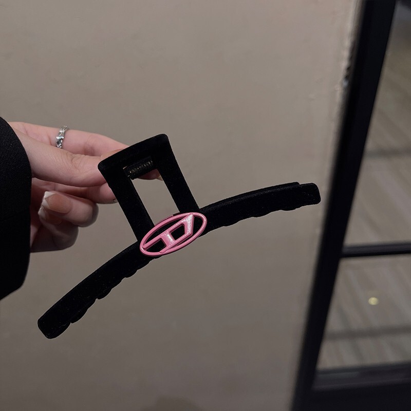 Extremely Simple and High-End Design One-Word Grabber Female Supermodel Velvet Letter Hairpin Large Back of the Head Shark Clip Extremely Simple and High-End Design One-Word Grabber Female Supermodel Velvet Letter Hairpin Large Back of the Head Shark Clip