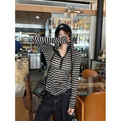 连帽条纹长袖T恤女薄款打底上衣2025秋季设计感纽扣chic防晒罩衫