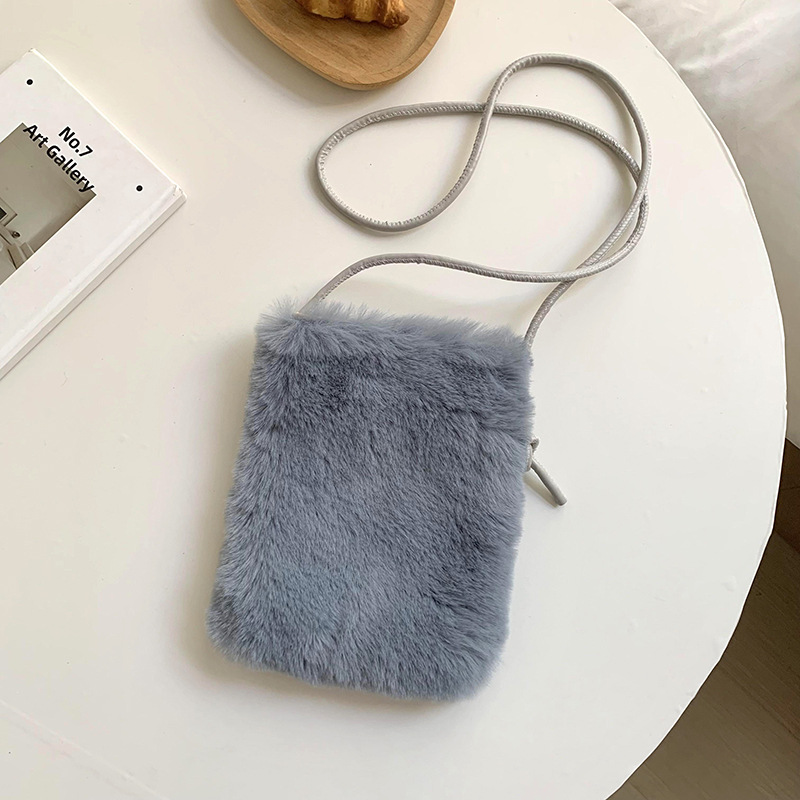 Bolso de mano de mujer de otoño / invierno 2025, nuevo estilo de moda, bolso de teléfono móvil de peluche pequeño y exquisito, bolso de hombro.