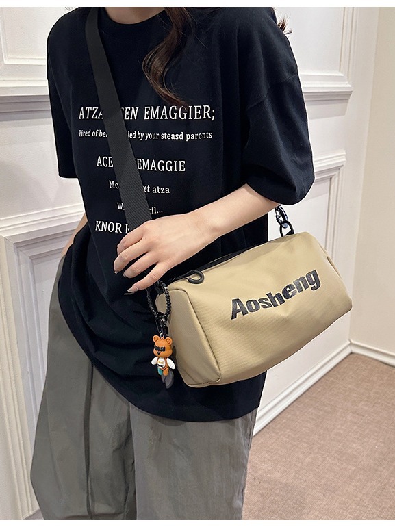Bolsa deportiva de seda para mujeres 2024 nuevo nicho de diseño de alto nivel letras de hombro película anti-spersión bolso