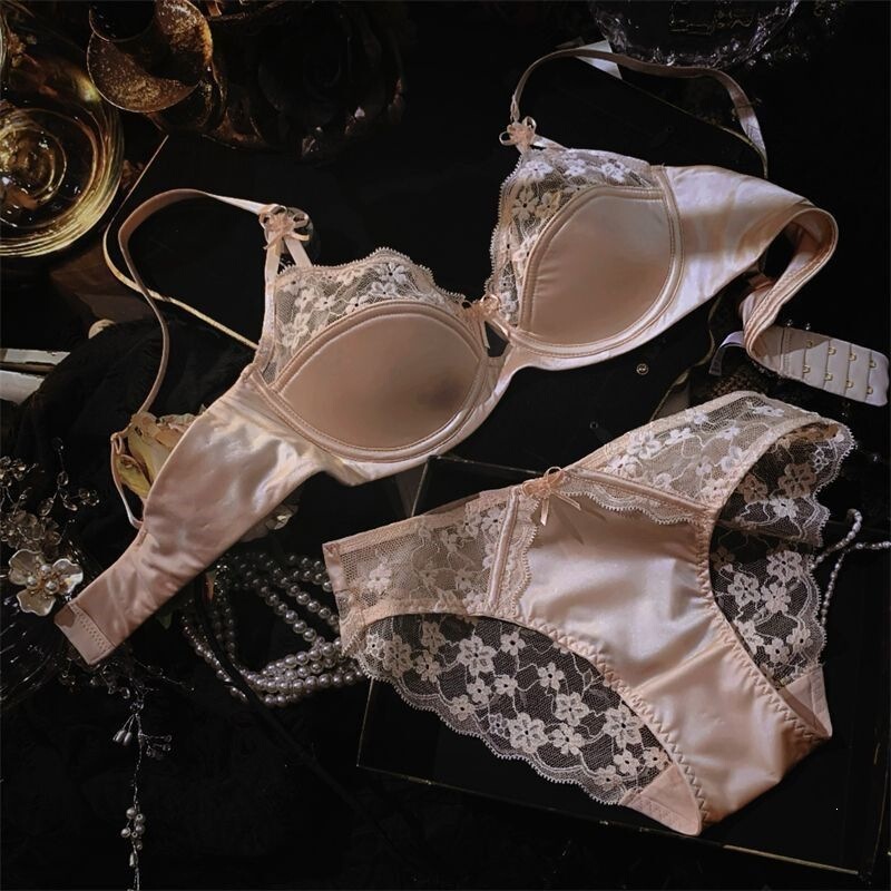 French-Style High-End Satin Half-Cup Lace Lingerie Set for Women, Thin and Sexy, with Push-Up and Lift, Smooth Bra Set That Makes Large Breasts Appear Smaller French-Style High-End Satin Half-Cup Lace Lingerie Set for Women, Thin and Sexy, with Push-Up and Lift, Smooth Bra Set That Makes Large Breasts Appear Smaller