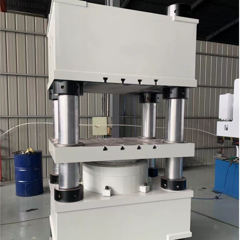 Трехбалочный четырехколонный гидравлический пресс