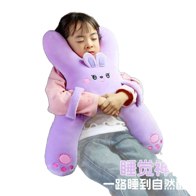 車の上で枕を抱いて子供の車の上で後列に寝ます。|undefined