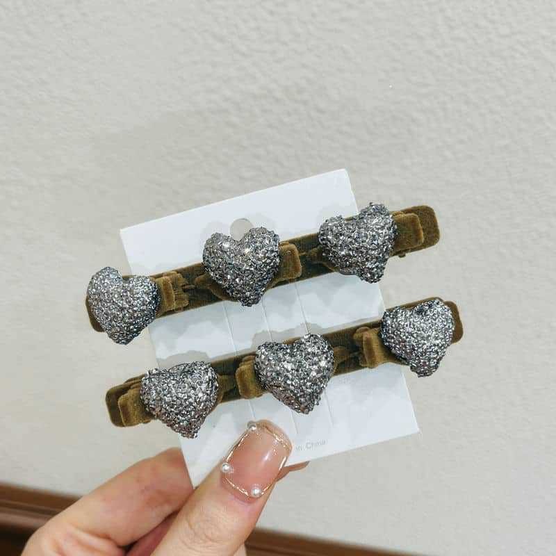 A brown diamond ball flocking clip