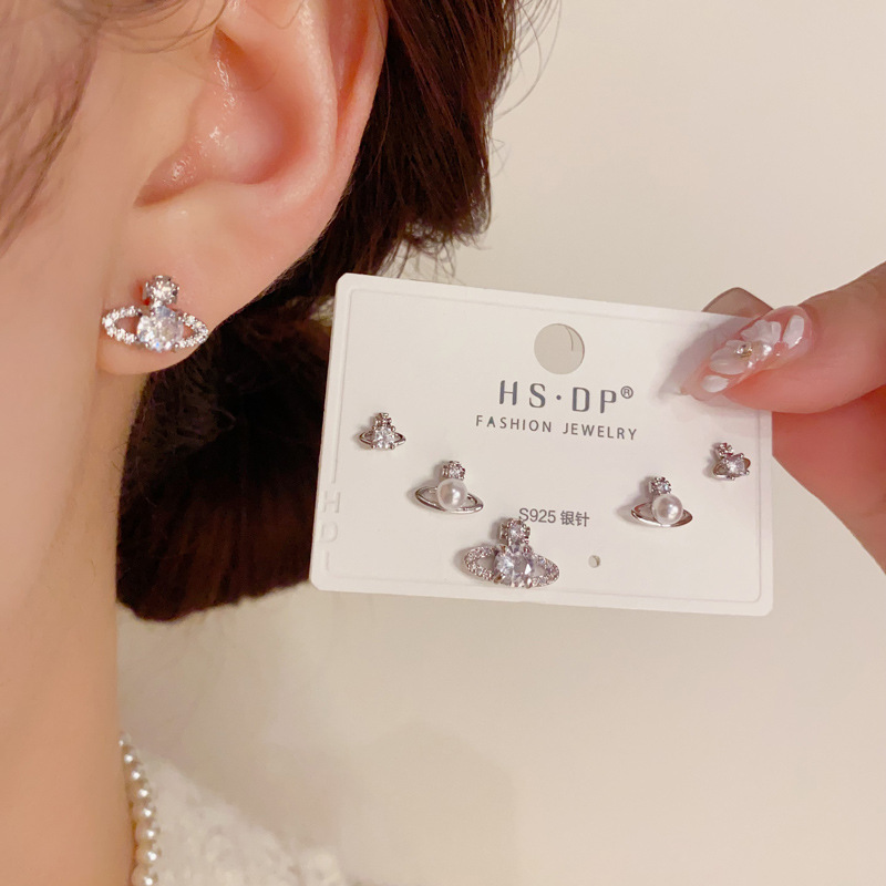 S925 aguja de plata micro incrustaciones de circón pendientes cortos pendientes de pelo corto japonés y coreano elegante todo-fósforo simple conjunto de tres piezas pendientes para las mujeres