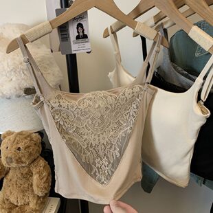 [Bringing a sense of tipsiness] The lace back has its own coasters and a camisole with a pure lusty temperament looks slim and versatile.