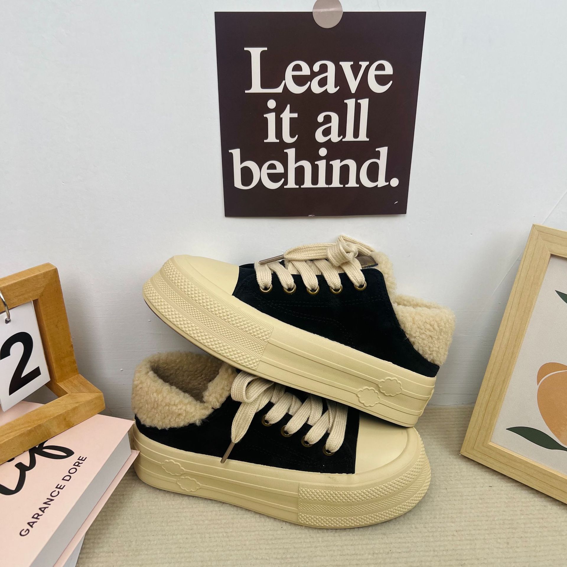 Zapatos blancos de paso con forro polar de invierno para mujeres 2023 nuevos zapatos de lona cálidos bajos para mujeres estilo coreano zapatos de algodón Harajuku de todo fósforo