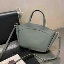 �r�Џ͹��������ذ���ŮTogo�^��ţƤ���������s���e�μ�б���