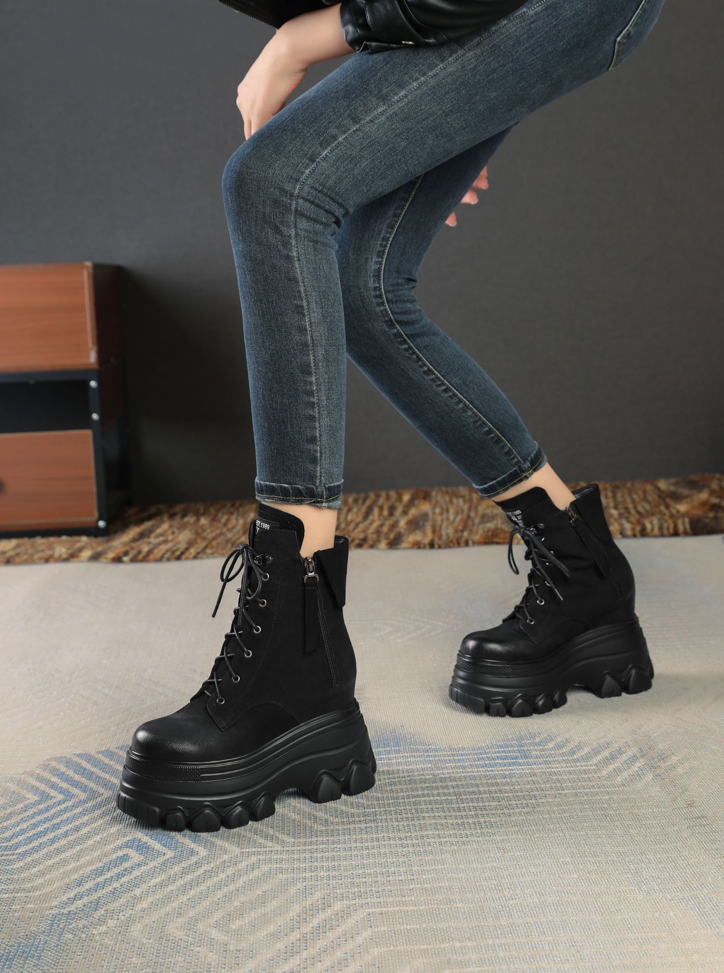 Boot nữ cổ thấp dây buộc phong cách Anh quốc cổ điển, gót cao 12 cm — Đen nhung chi tiết 10