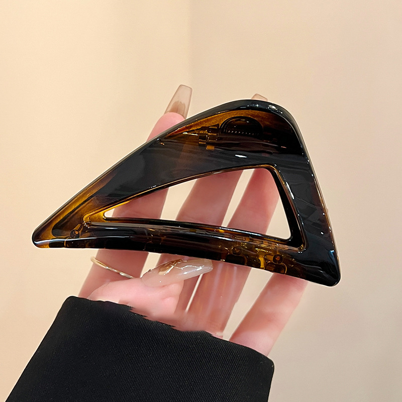 Agarre para el cabello acrílico triangular estilo coreano simple en la parte posterior de la cabeza, clip de tiburón, muchos accesorios para el cabello, lujo ligero, sensación de alto nivel