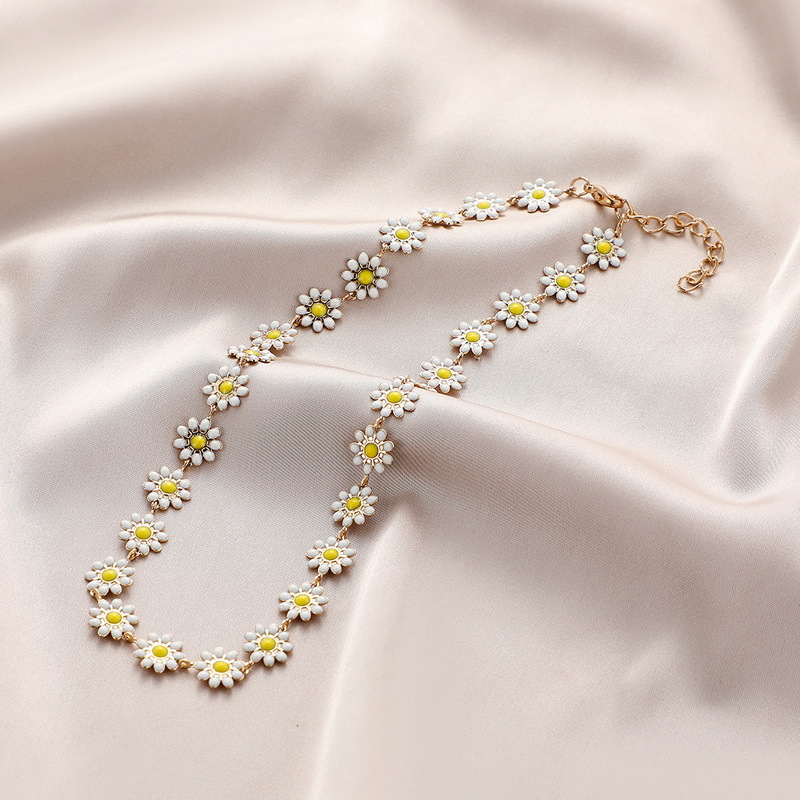 Daisy Necklace Close Up