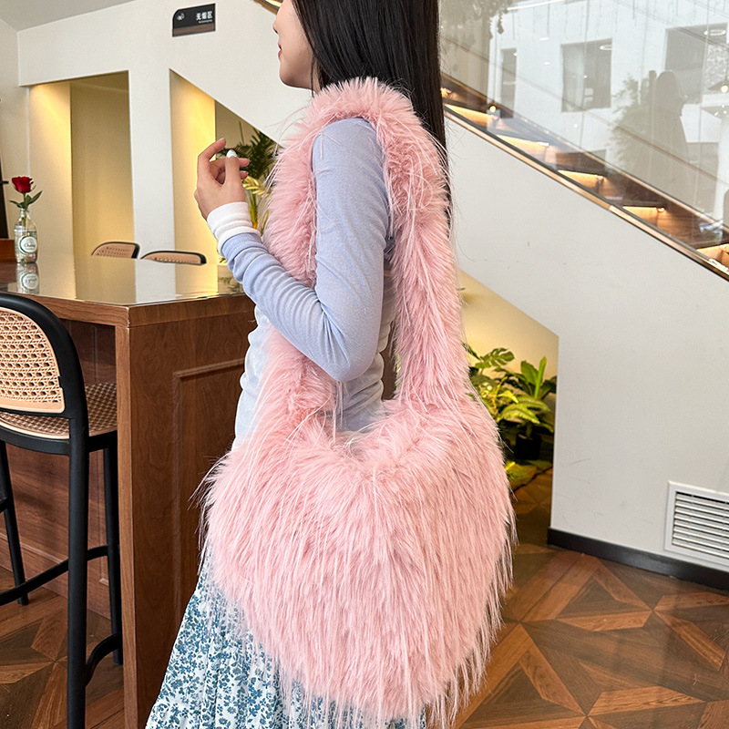 Women's 2024 autumn/winter new tassel heart-shaped fur plush spicy punk style large capacity shoulder bag_voghion.com