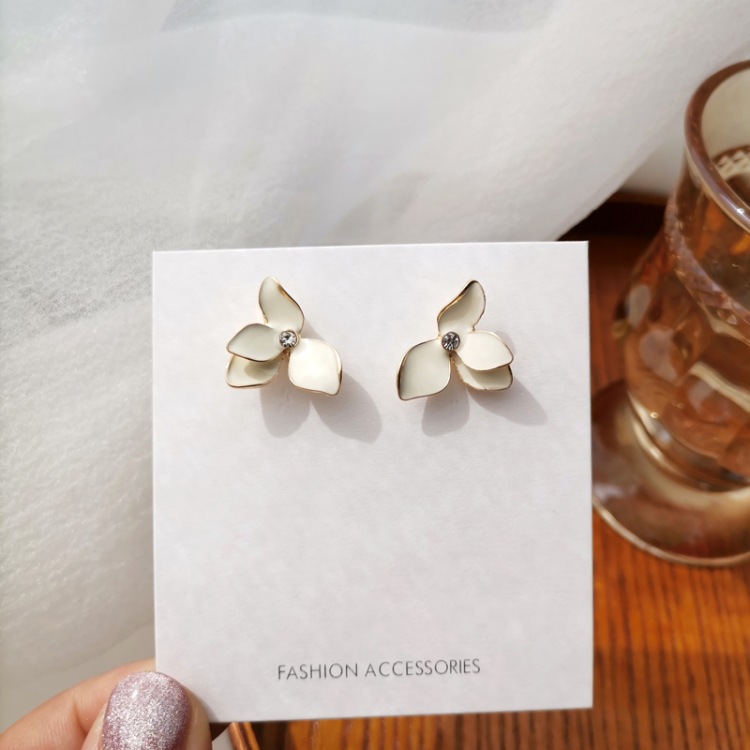 Simple Pure White Three-dimensional Oil Drop Petal Stud Earrings display picture 6