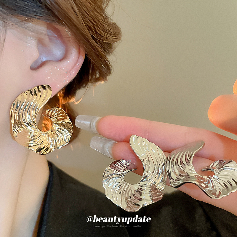 Pendientes de patrón geométrico irregular de aguja de plata Pendientes de temperamento de sentido de diseño único femenino Pendientes de sentido de alta gama europeos y estadounidenses explosivos