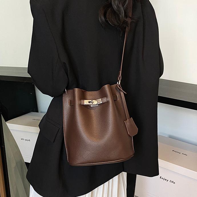 Bolsa de balde de invierno para mujeres, nuevo tipo de bolso de transporte público, bolso retro de hombro único, bolso de brazo de alta calidad, bolso de mujer casual