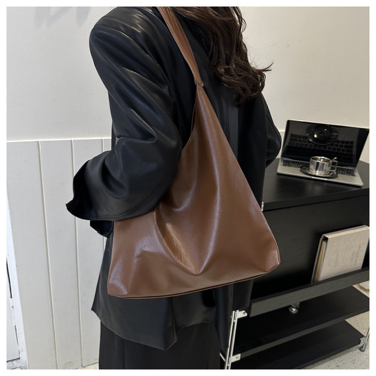 Sac à main tendance en cuir souple grande capacité pour femme, collection automne-hiver 2025, sac fourre-tout polyvalent à porter à l'épaule ou sous le bras_voghion.com