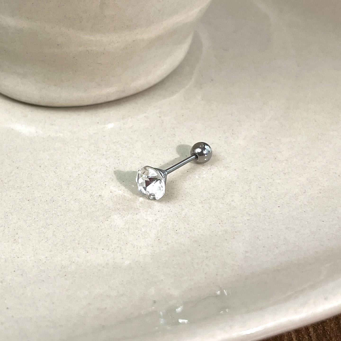 5#흰색 귀걸이 한 짝