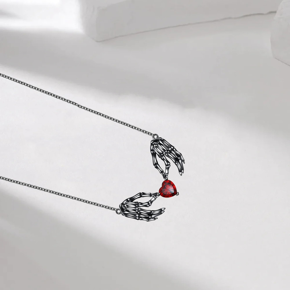 Collana con pendente a forma di mano di scheletro cuore gothic_voghion.com
