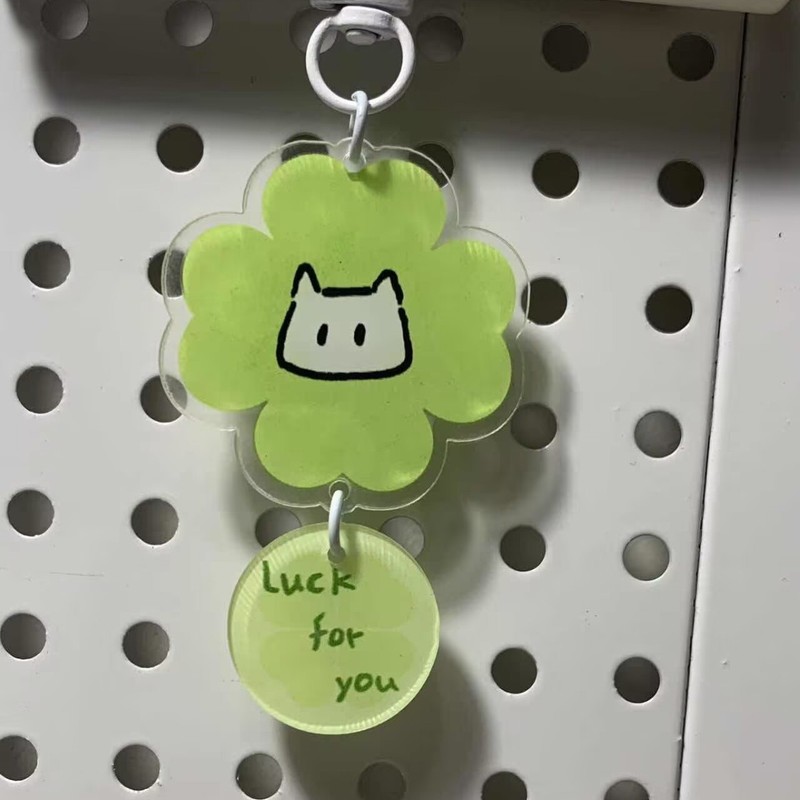 Xiaohongshu の幸運の猫四つ葉のクローバー ペンダント アクリル製のかわいいランドセル漫画のペンダントは、親友へのギフトとして最適です。|undefined
