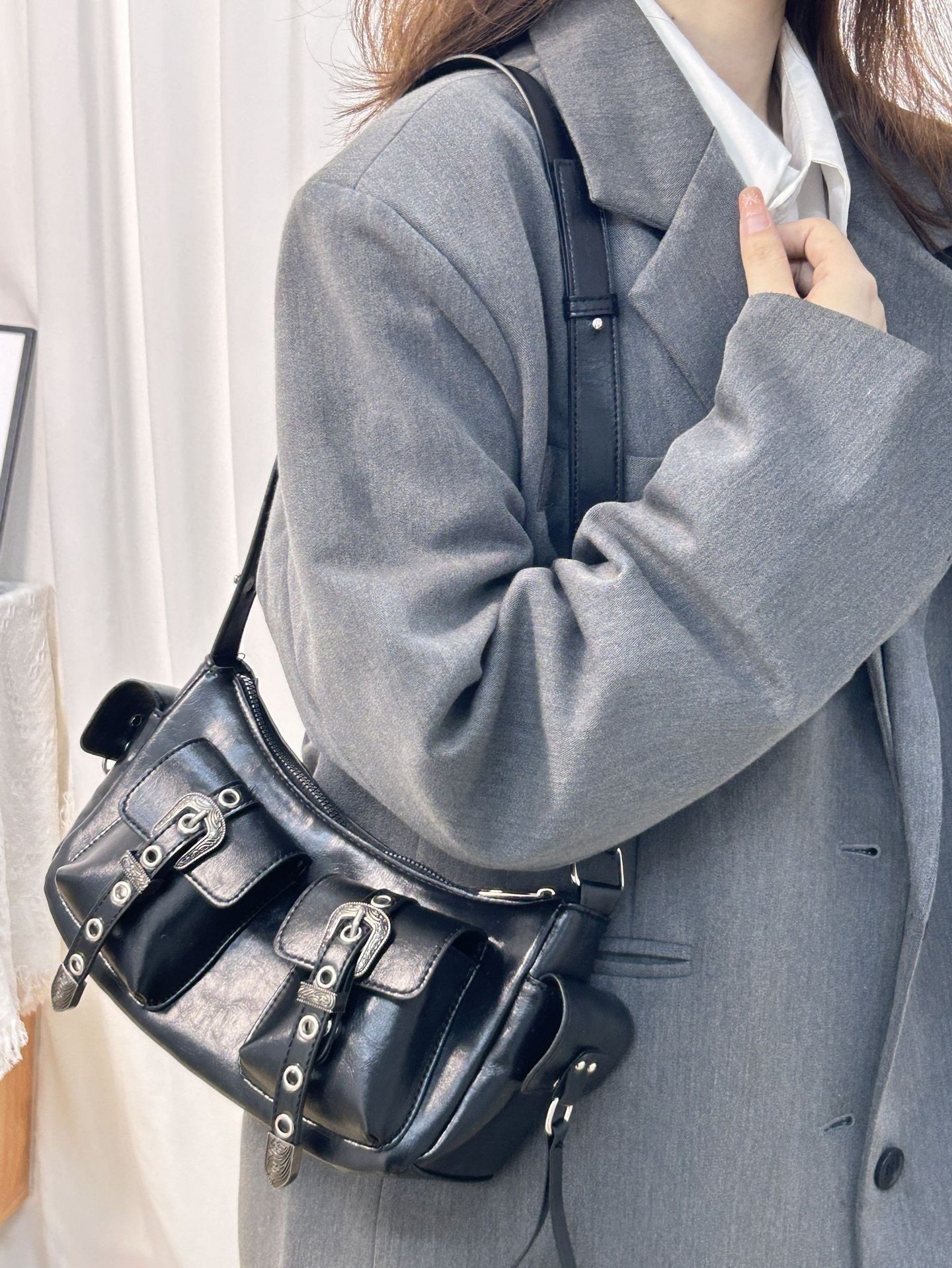 Bolso de diseñador de moda de nicho y alta gama, hebilla de cinturón de estilo de internet, múltiples bolsillos, bolso de hombro de mano, bolso de mujer nuevo y de moda con trabajo pesado