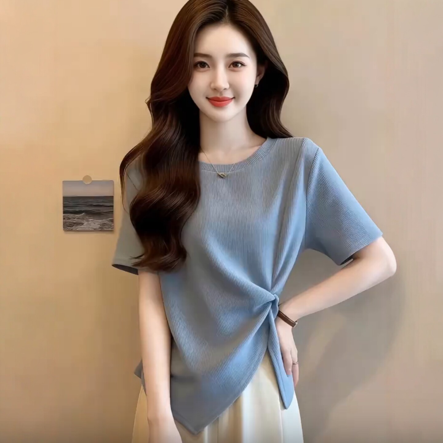 Áo thun nữ tay ngắn cổ tròn thiết kế bất đối xứng màu xanh dáng suông — Màu ảnh chi tiết 1