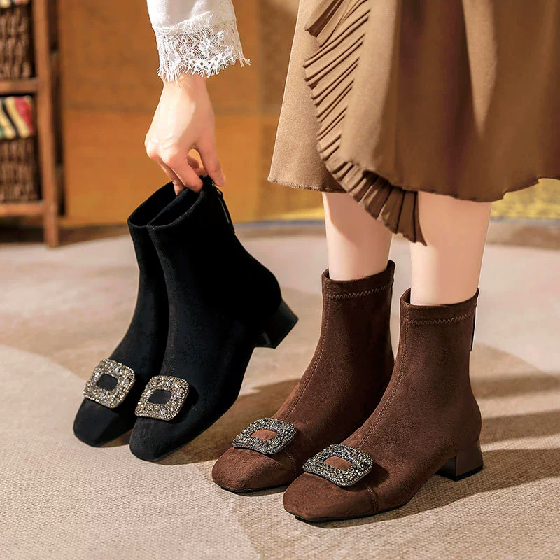 Замшевые короткие сапоги с квадратным носком для женщин. Новинка 2025 года, осенне-зимние сапоги до середины икры на толстом каблуке, весенне-осенние одинарные сапоги на низком каблуке со стразами и квадратной пряжкой.