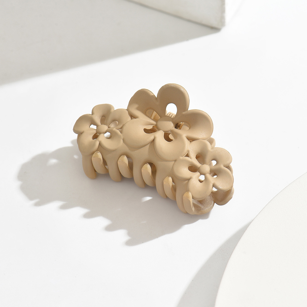 Flores de ciruela, clip de cabello medio, clip de cabello esmerilado negro, tres flores detrás de la cabeza, clip de cabello 5.5CM