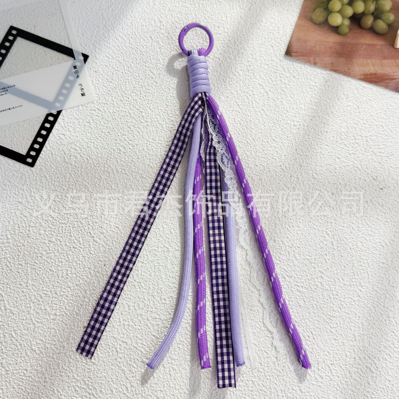 編みカバンのストラップの螺旋の結び紐のiuは鍵のボタンのネットの赤い色の結びの縄の装飾の部品を結びます。