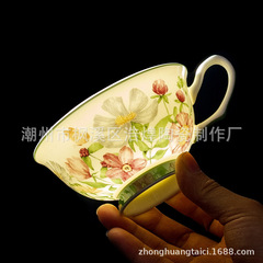 軽い豪華な骨磁器のティーカップのイギリス式の午後のお茶のセットのコーヒーカップのシンプルなヨーロッパ式の豪華なカップの陶磁器は精巧です。