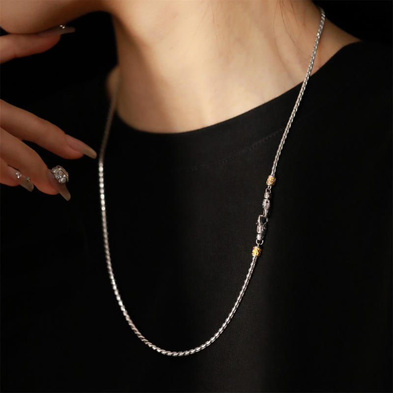 Tang Grass Pattern Double Clasp Head Dragon Bone Chain Necklace Female Niche Design Sense Autumn and Winter Woolen Chain Fashion High-end New Fashionable Women