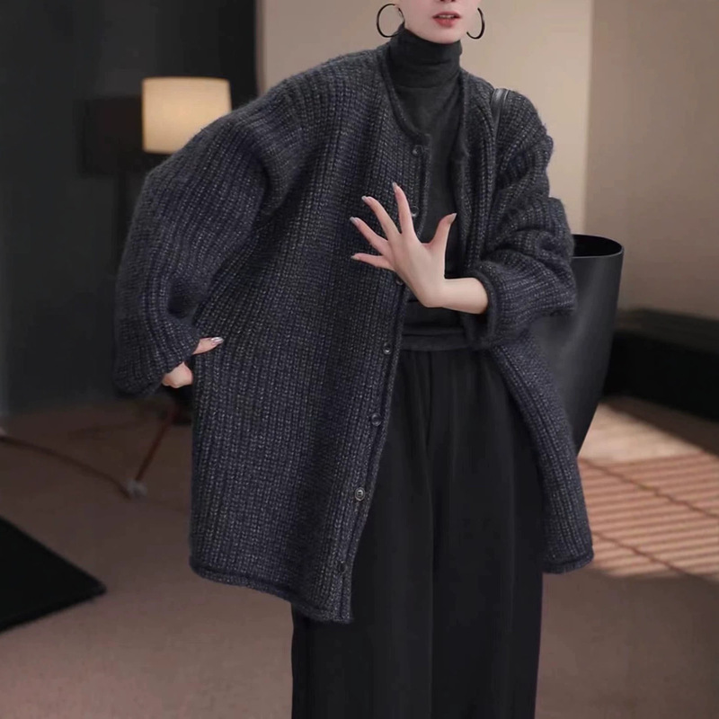 Gray, relaxed-fit, mid-length, chunky-knit cardigan for women, 2026 autumn/winter collection, with a sophisticated look, slimming effect, and versatile style Gray, relaxed-fit, mid-length, chunky-knit cardigan for women, 2026 autumn/winter collection, with a sophisticated look, slimming effect, and versatile style