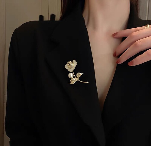 Autumn and winter rose brooches, high-end women's high-end corsage jewelry, anti-exposure silk scarf buckles, pins, clothing accessories wholesale