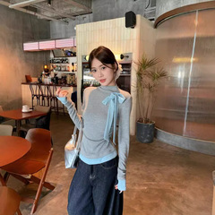 蝶結びのベルトは色の長袖のtシャツにぶつかります。女性は秋に身を修めて痩せています。