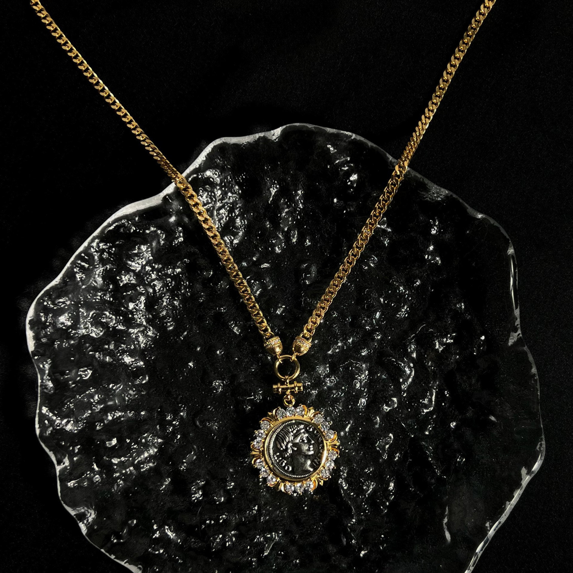 Fashion Portrait Copper Inlay Zircon Pendant Necklace 1 Piece