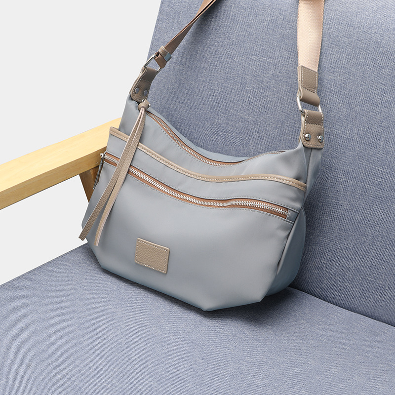 Large-capacity water-resistant Oxford cloth crossbody bag, 2026 new casual canvas shoulder bag, versatile and lightweight for commuting