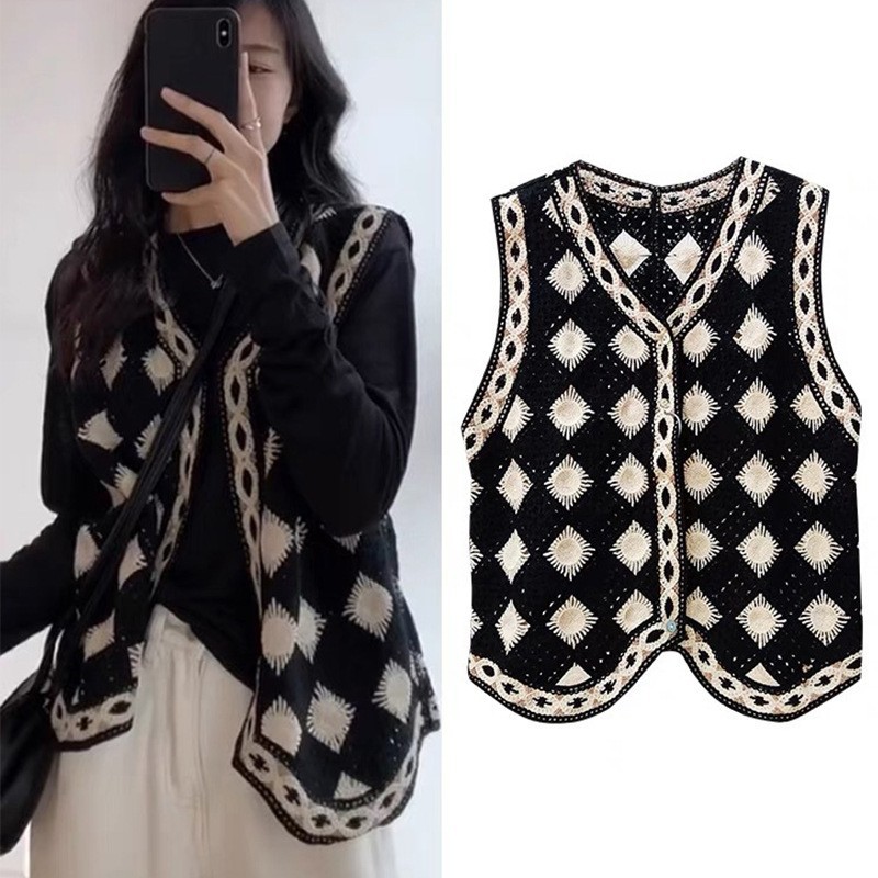 Fashionable knitted autumn vest