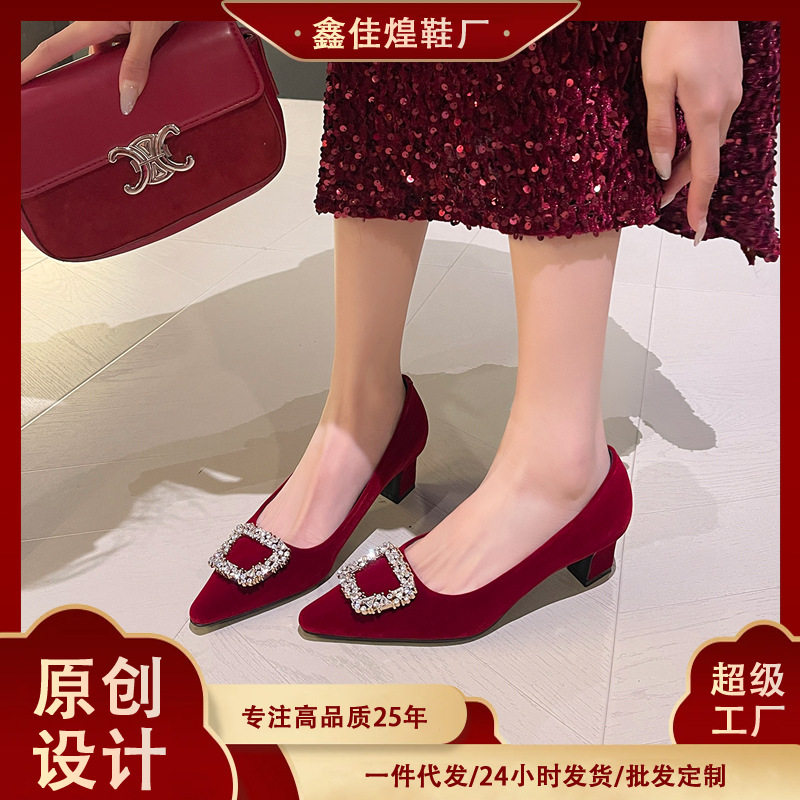 Giày cao gót nữ mũi vuông gót dày đính đá khóa vuông chất liệu cashmere — màu đỏ, nâu