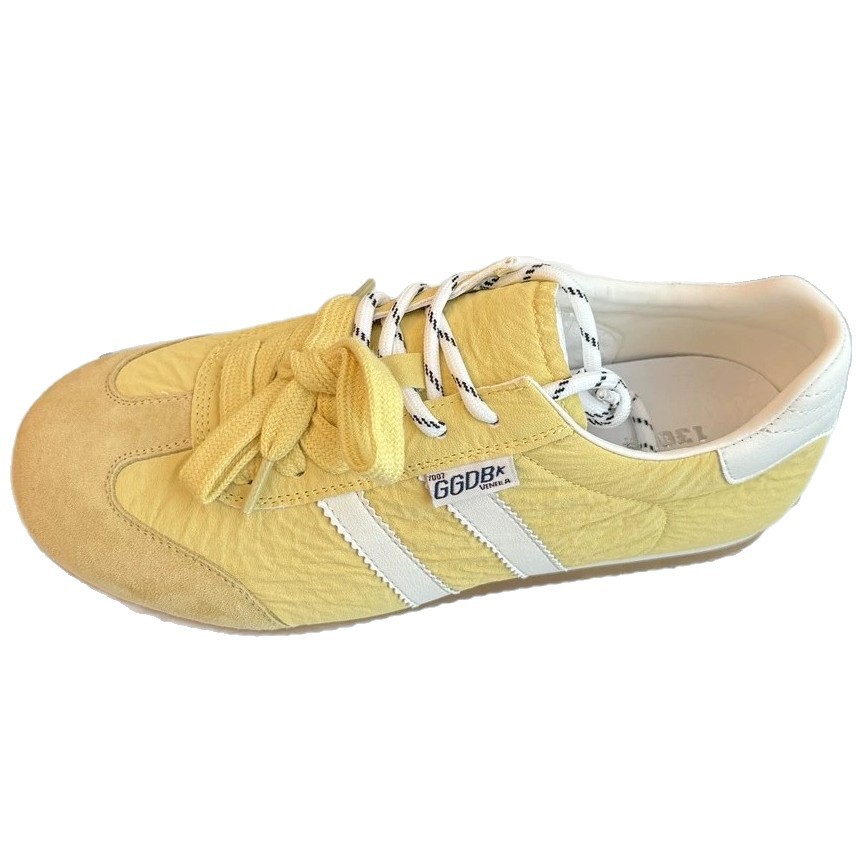 2026 primavera y otoño nuevo estilo de explosión de zapatos de skate casuales ligeros de suela delgada, zapatos de entrenamiento amarillos de mujer
