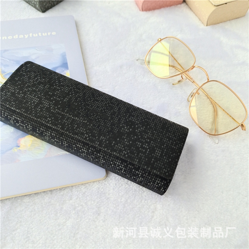 Wholesale of leather eyeglass cases by manufacturers, cartoon style metal material magnetic flip cover, portable design, universal for both male and female students