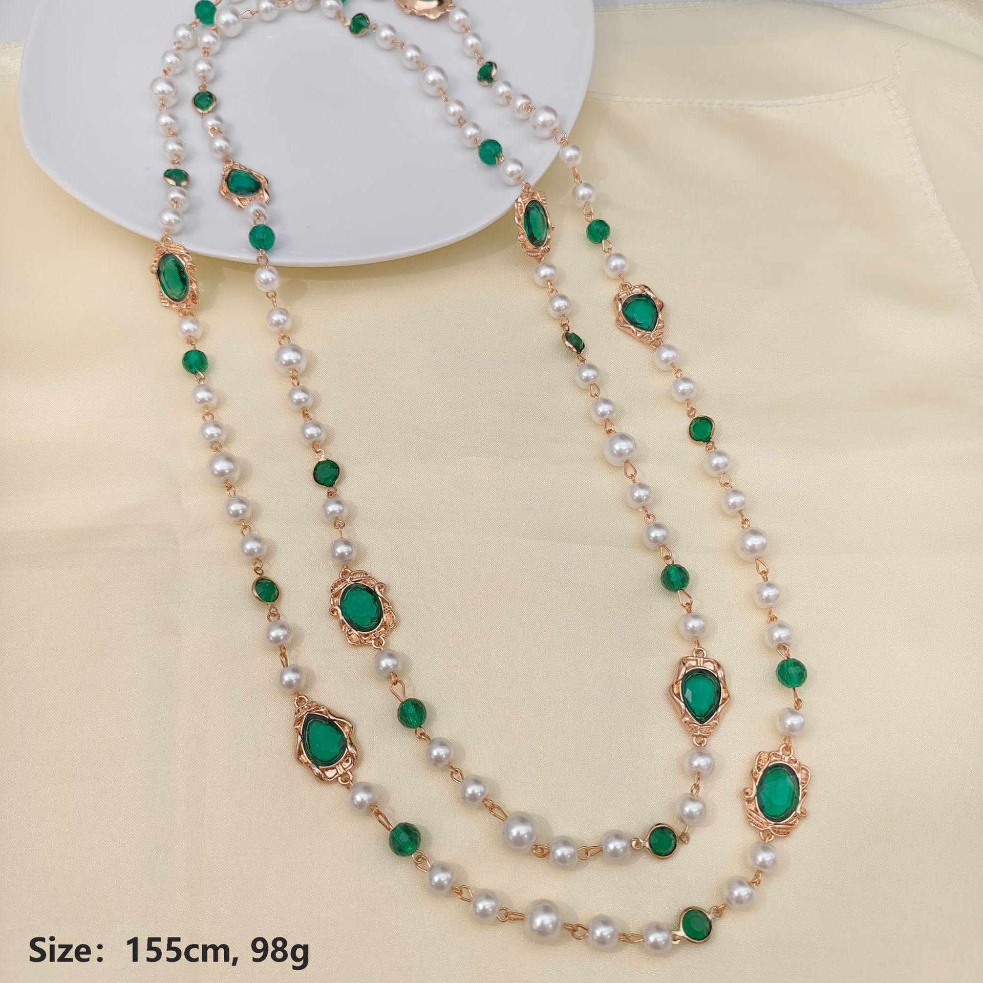 Colar comprido vintage com pérolas e vidro esmeralda_voghion.com