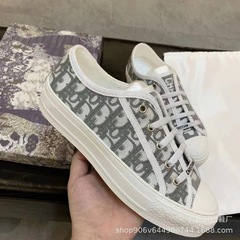 高バージョンのアルファベット刺繍ズック靴の女性が高くなりました。
