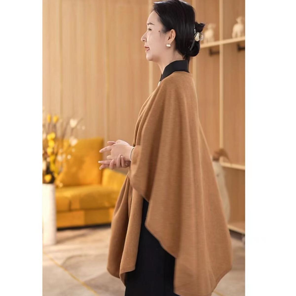 Miss He Da nuevo estilo de otoño y invierno en línea temperamento caliente estilo largo temperamento exterior con un chal de color sólido suelto