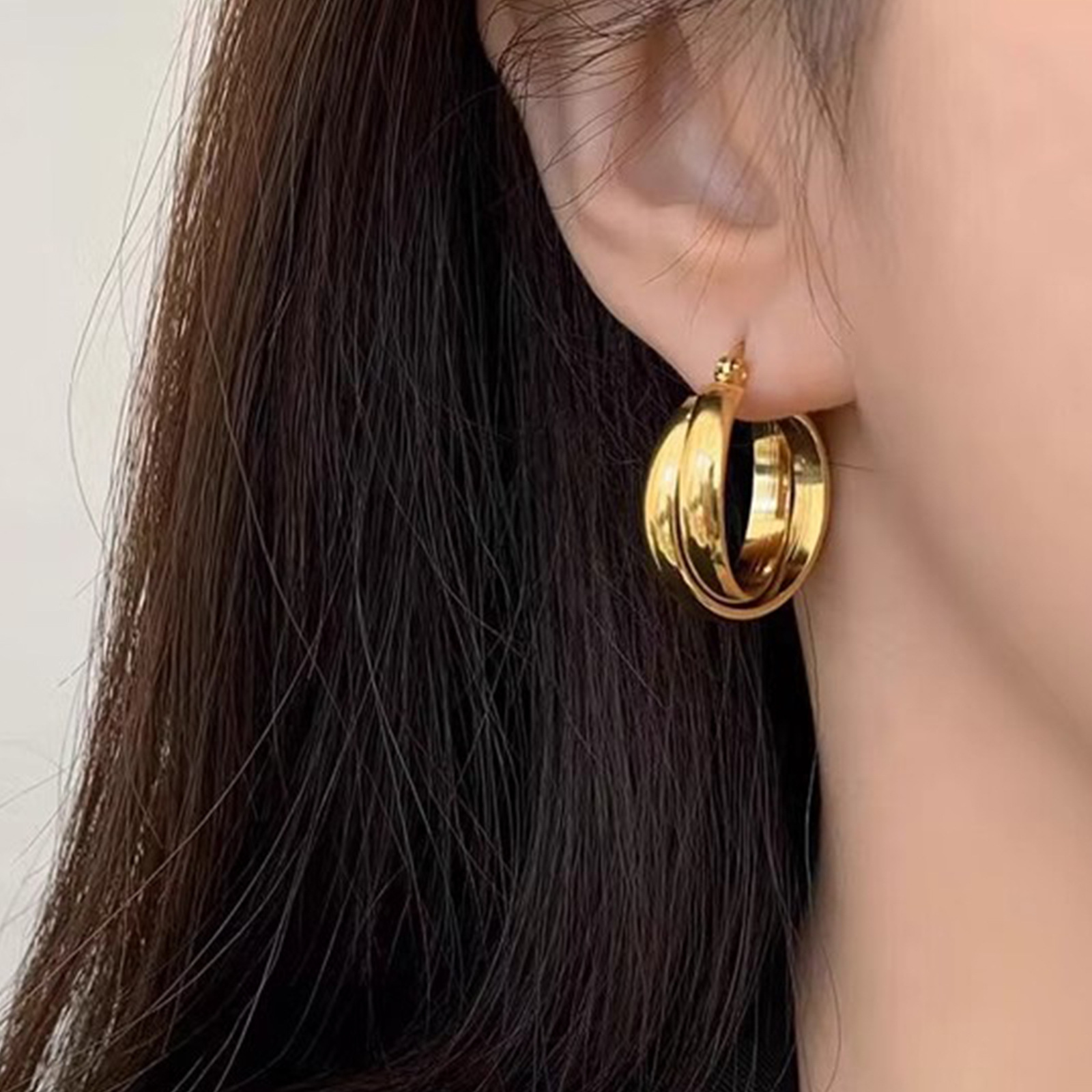 复古轻奢时尚金色亮面港风圈圈耳环女新款高级气质感耳圈小众设计