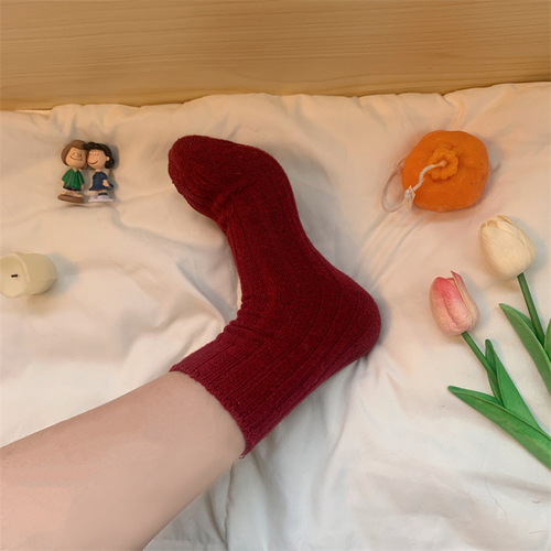 Simple solid color thickened mid-calf socks autumn and winter warm socks for women ins trendy sweat-absorbent Japanese retro floor socks