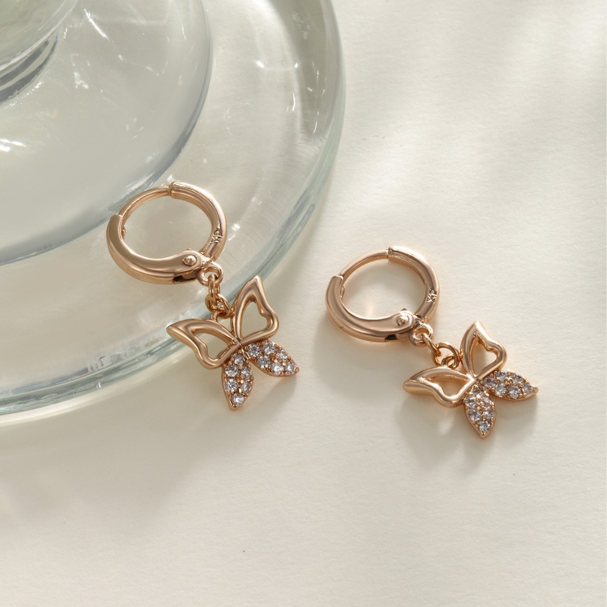 Aleación Xuping chapada en oro de micro-martillo de piedra delicada mariposa pendientes de aretes de verano de alto nivel sensación de aretes coreanos al por mayor mujeres