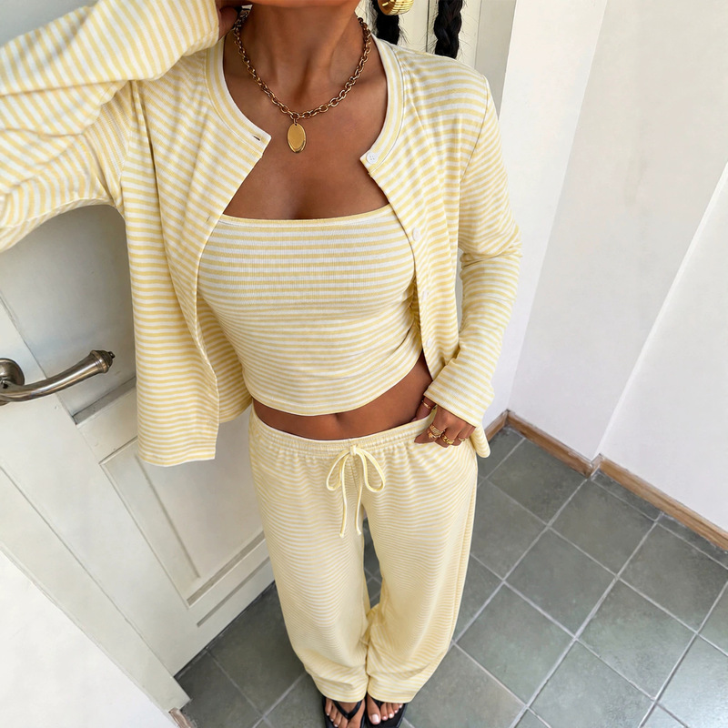 G26S631 Korean-style fine striped suit with short vest, cardigan, drawstring drapey wide-leg pants, casual three-piece set G26S631 Korean-style fine striped suit with short vest, cardigan, drawstring drapey wide-leg pants, casual three-piece set