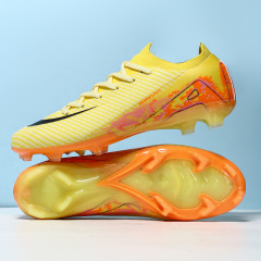 青少年向けメンズフライニットクロスボーダーサッカーシューズ、スポーツシューズ卸売、シームレスロングスパイク、ローカットトレーニングシューズ、メンズ