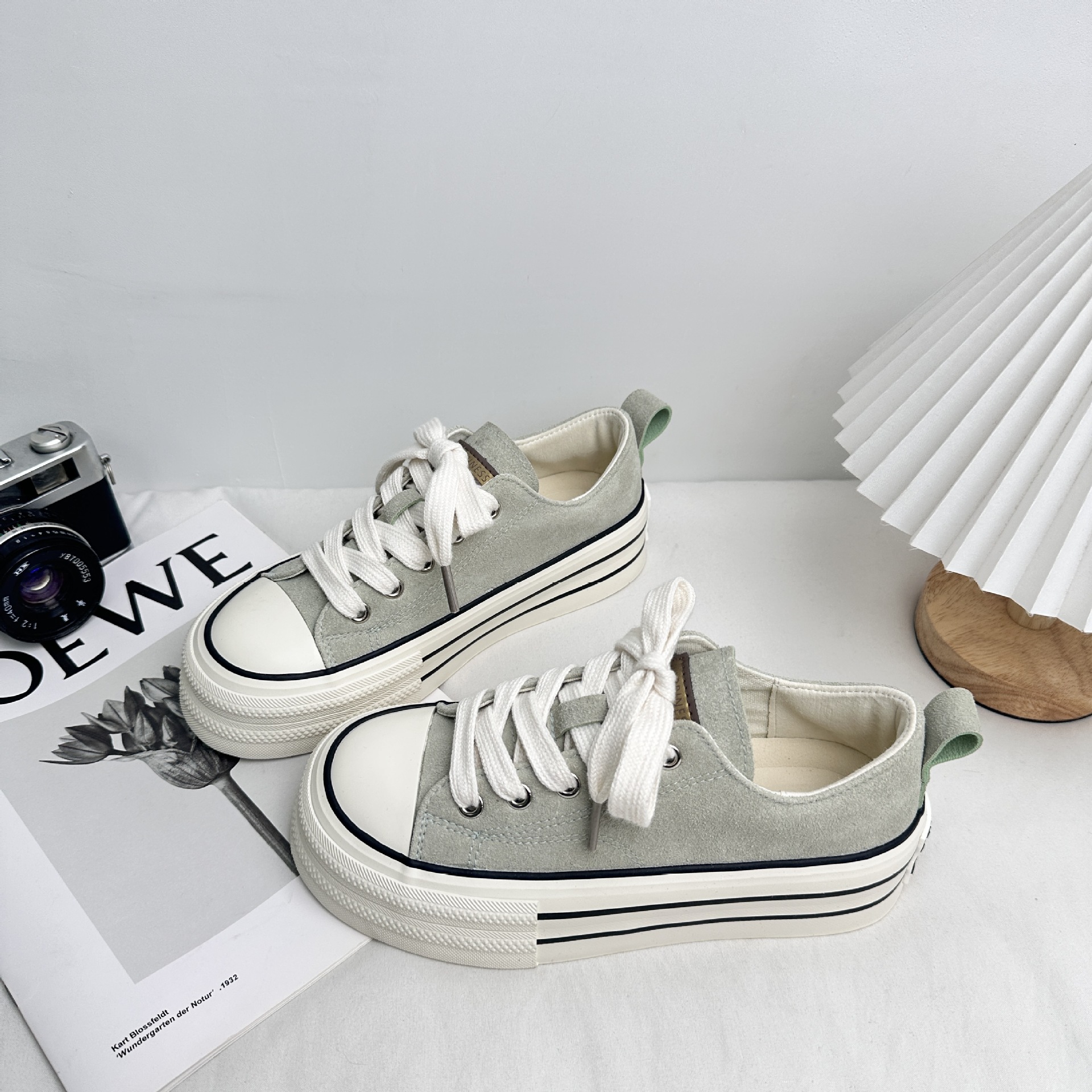 Zapatos blancos Yuanbo con un pedazo de tela de suela gruesa para mujeres 2025 nuevos zapatos de nicho universal zapatos casuales skate