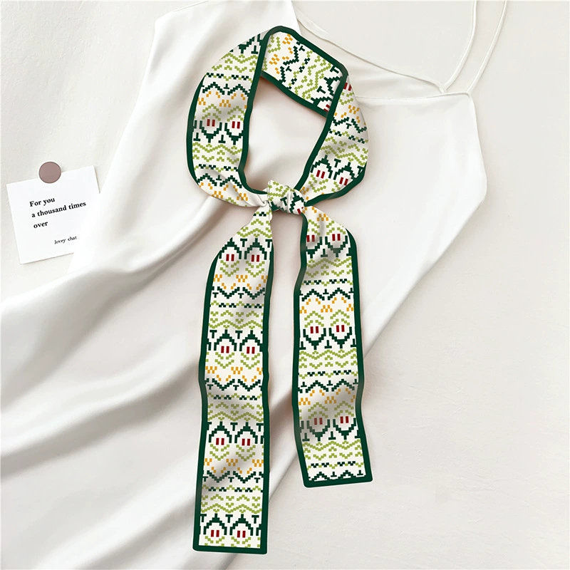 В серии Guofeng Dunhuang Yilu есть длинный узкий шелковый шарф Hanfu cultural and creative, который сочетается с небольшим шарфом на поясе.